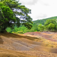 Chamarel à l&rsquo;île Maurice : guide complet du village, des 7 couleurs et de la cascade