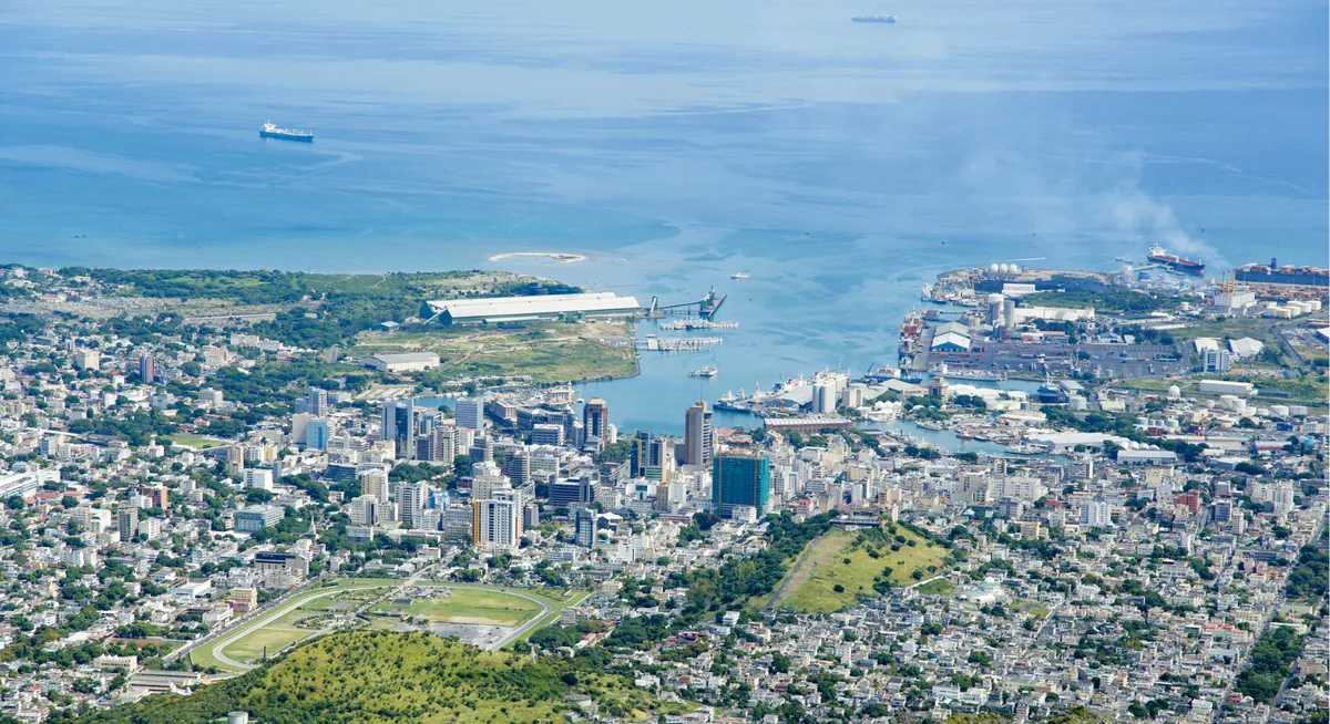 Vue aérienne de Port-Louis, de son centre-ville et de son port à l’île Maurice