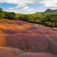 Peu de voyageurs connaissent cette terre aux sept couleurs de l’Île Maurice et c’est pourtant l’un des paysages les plus étonnants de l’océan Indien