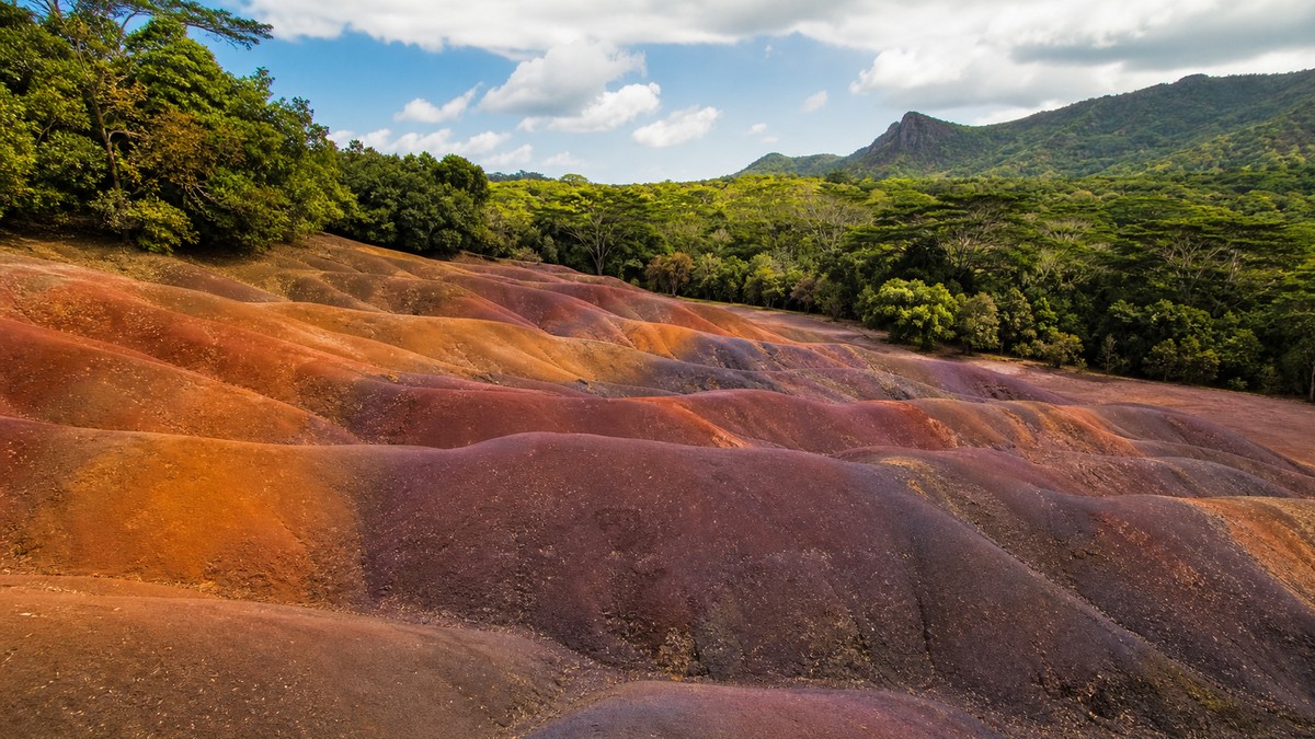 Peu de voyageurs connaissent cette terre aux sept couleurs de l’Île Maurice et c’est pourtant l’un des paysages les plus étonnants de l’océan Indien